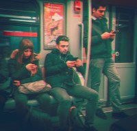 Occhi incollati allo smartphone