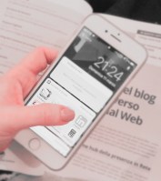 Occhi incollati allo smartphone